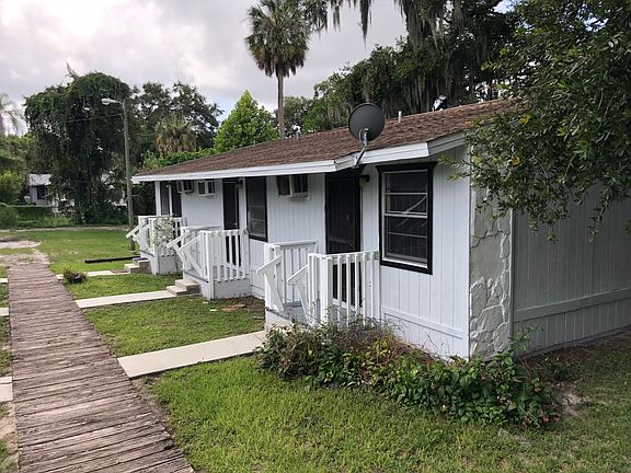 2nd image of 402 W Amelia Ave