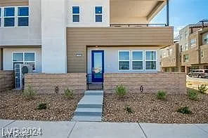 4 bed, 3.5 bath, 2364 sqft, $3,500 — Photo 2