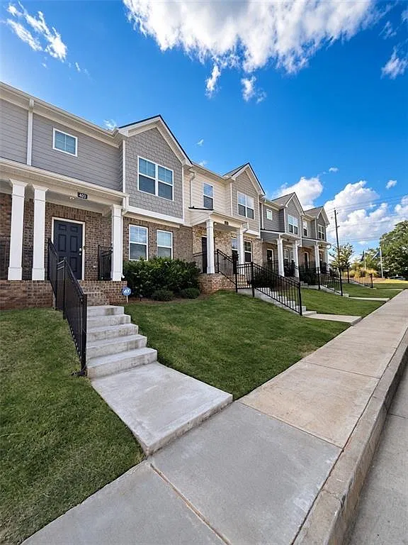 3 bed, 2.5 bath, 2196 sqft, $2,550 — Photo 2