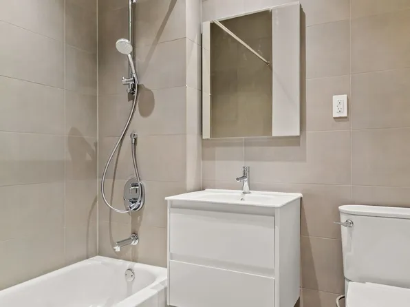 301 East 21st Street 01A image 2 of 9