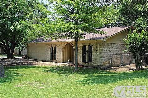 2nd image of 901 Moorhead Ct