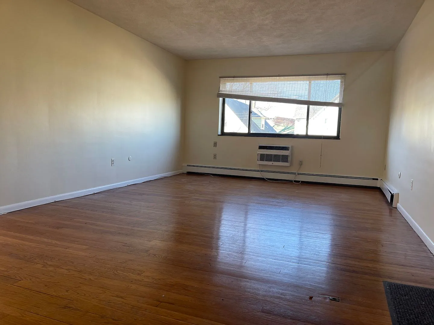 VERY Spacious Sunny 2 bed Heat Hw parking Inc Close to train and 57/66 bus Heat HW I6. or 9.1 — Photo 2