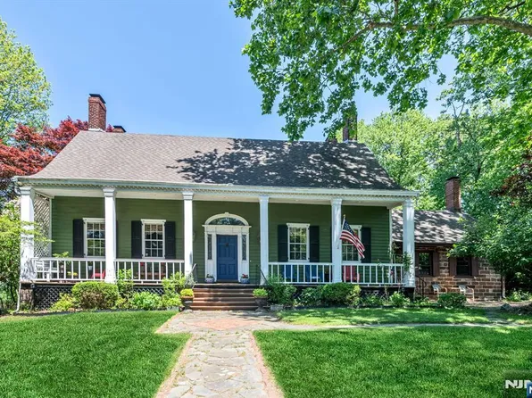 125 Lakeview Ave, Leonia, NJ 07605