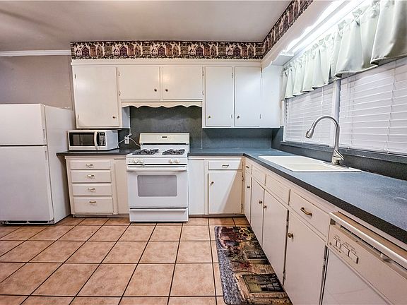 2nd image of 907 Peach St