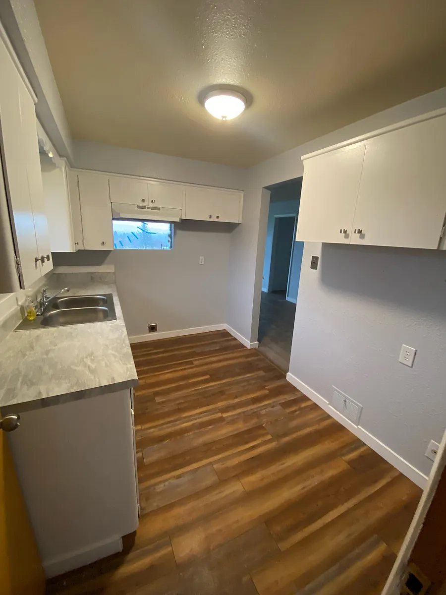 Building Photo - 406 W Glass Ave #408