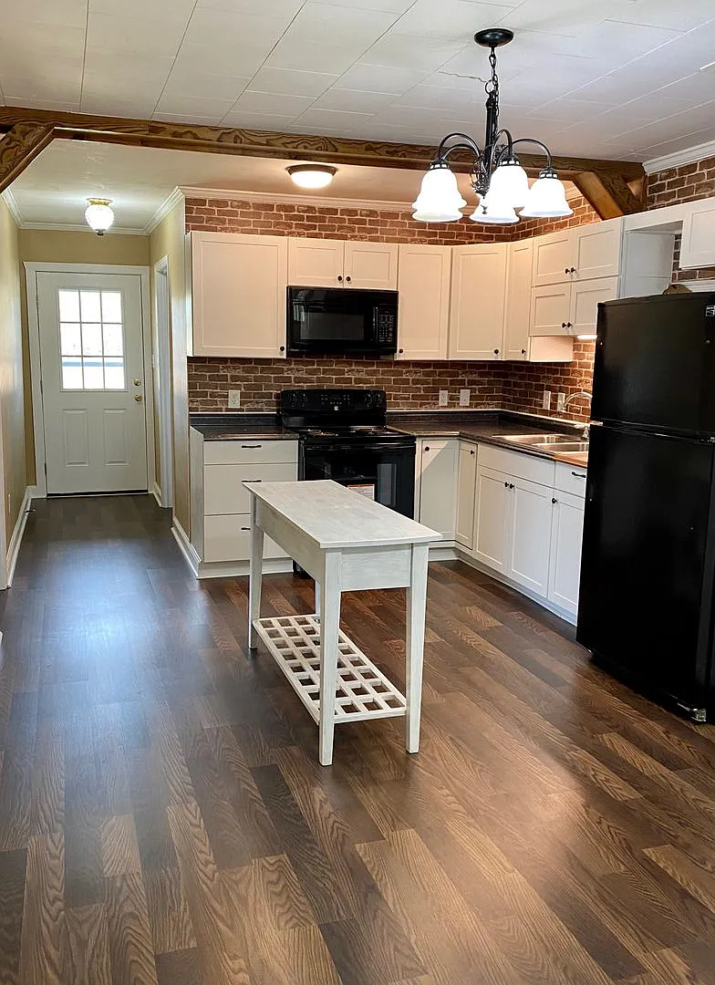 Amazing property! Dreamy wraparound porch! Immaculate & Completely Updated! 3 Bedrooms/2 Baths! — Photo 3