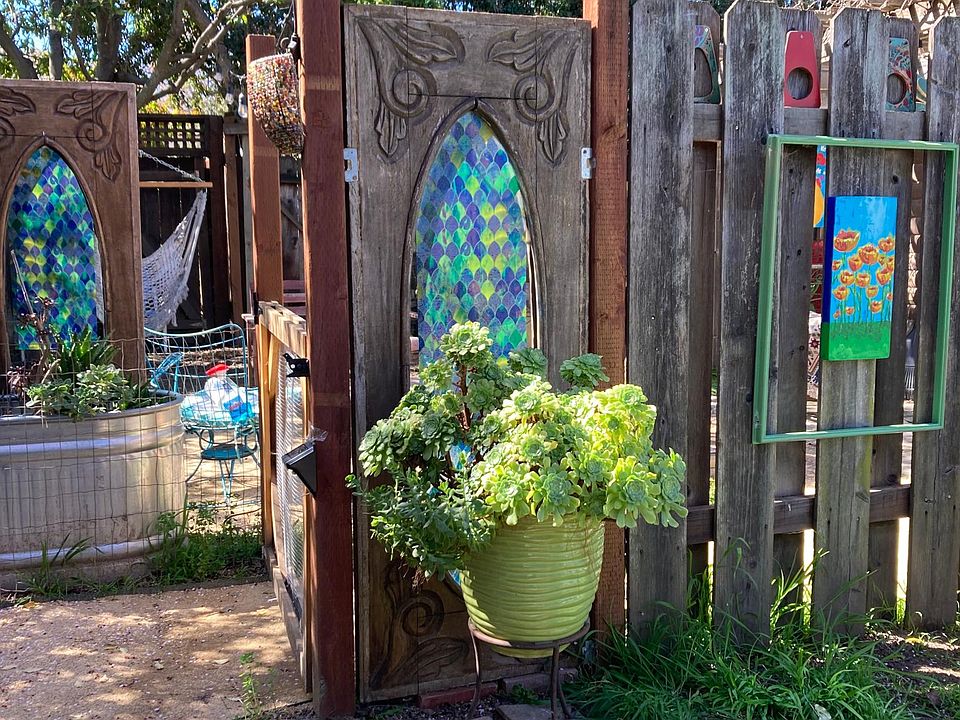 Private entrance through yard