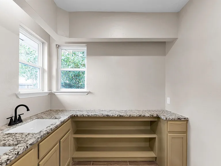 6211 Coachgate Dr — Photo 46