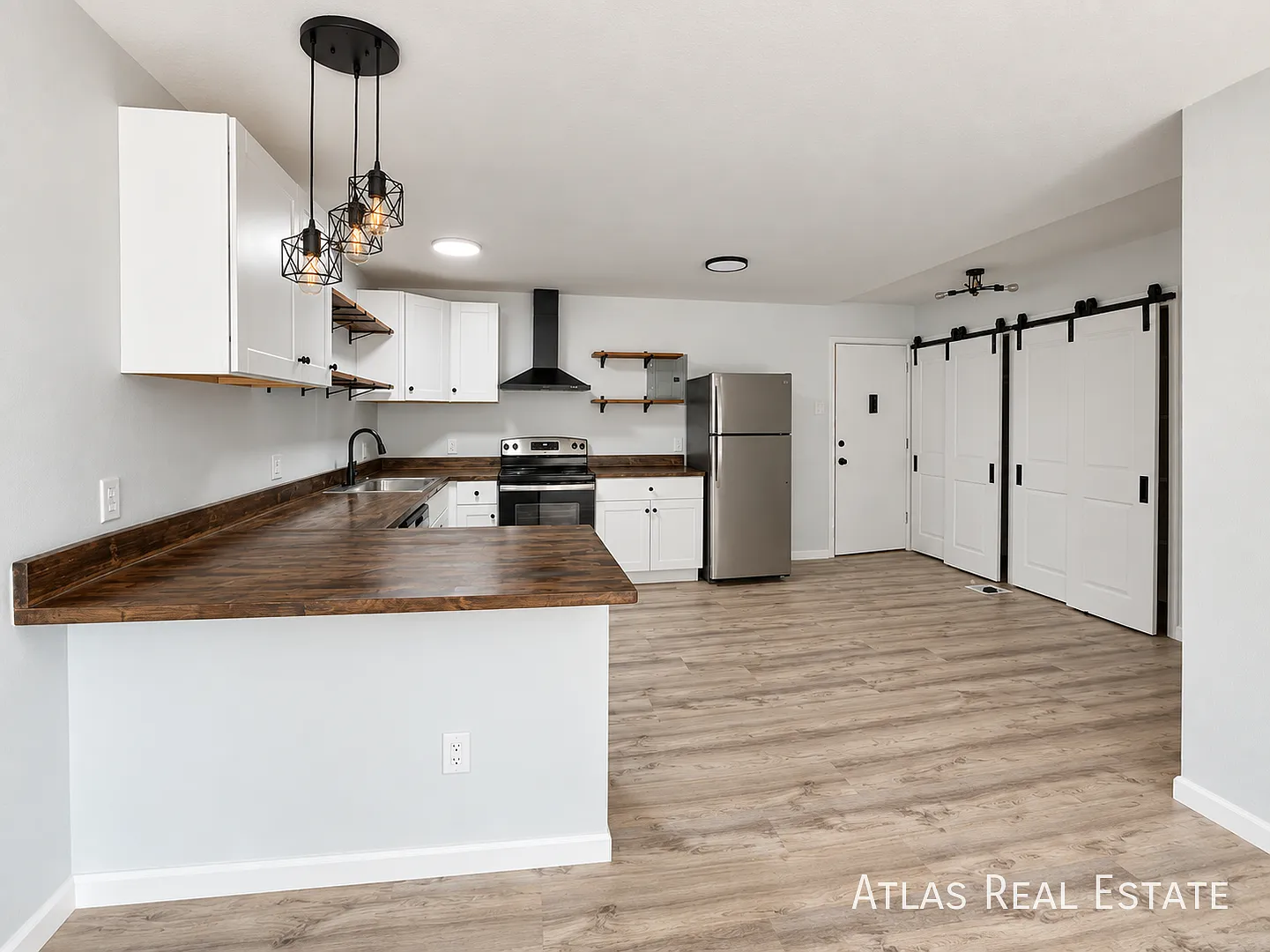 One Month Free! Updated 1-Bedroom with Patio & Walk-In Closet Near Oak Station — Photo 4