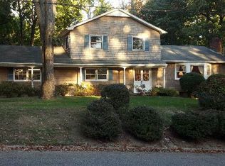 19 Blinkerlight Rd, Stony Brook, NY 11790