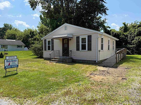 11th image of 1052 Pine Rd