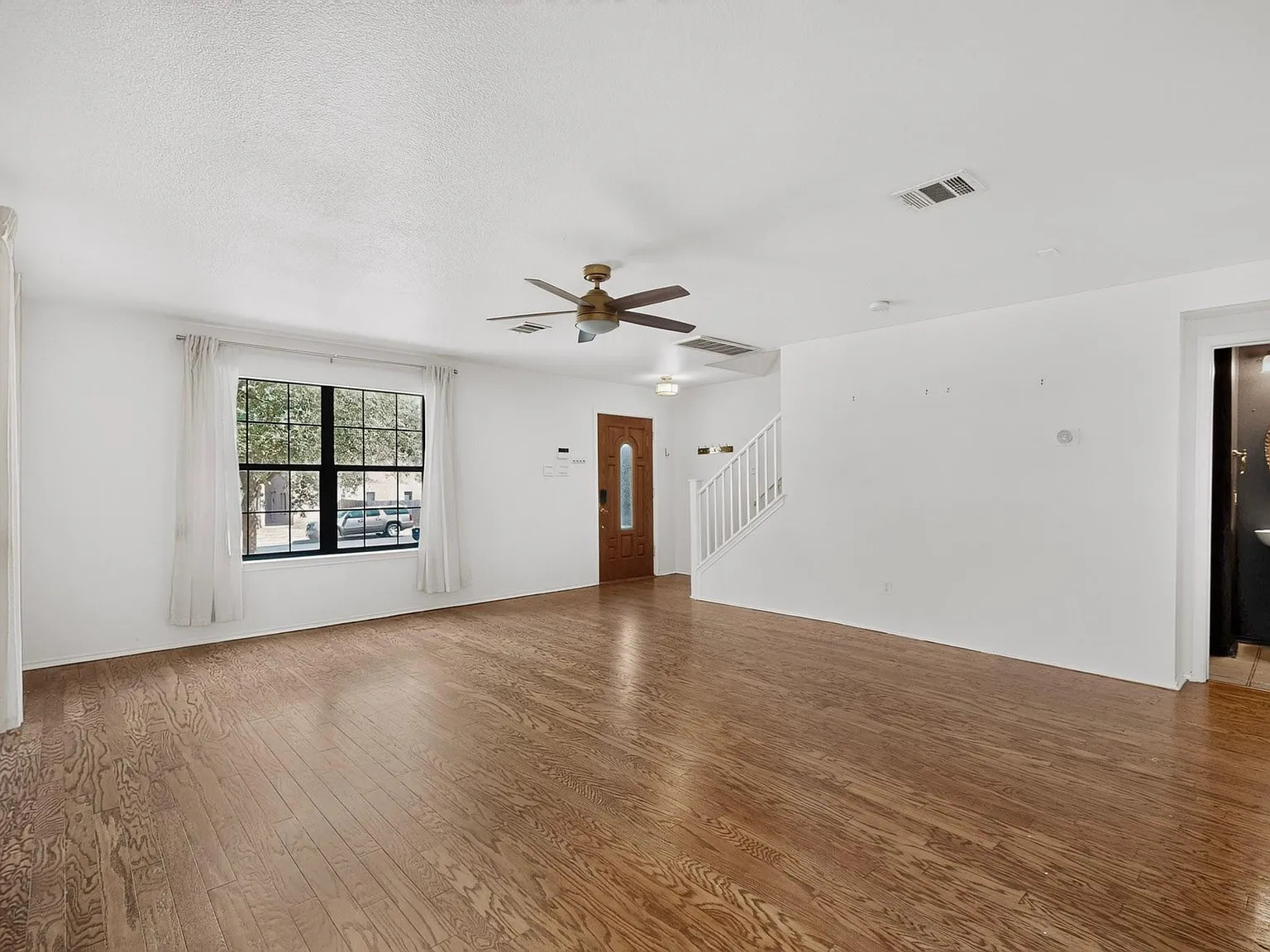 4 bed, 2.5 bath, 2479 sqft, $2,400 — Photo 3
