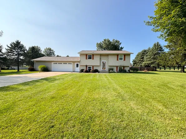 1068 Prairie Hill Dr, Dixon, IL 61021