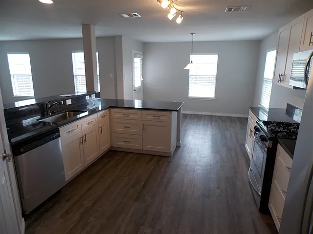 4 bed, 2.5 bath, 1847 sqft, $2,135 — Photo 3