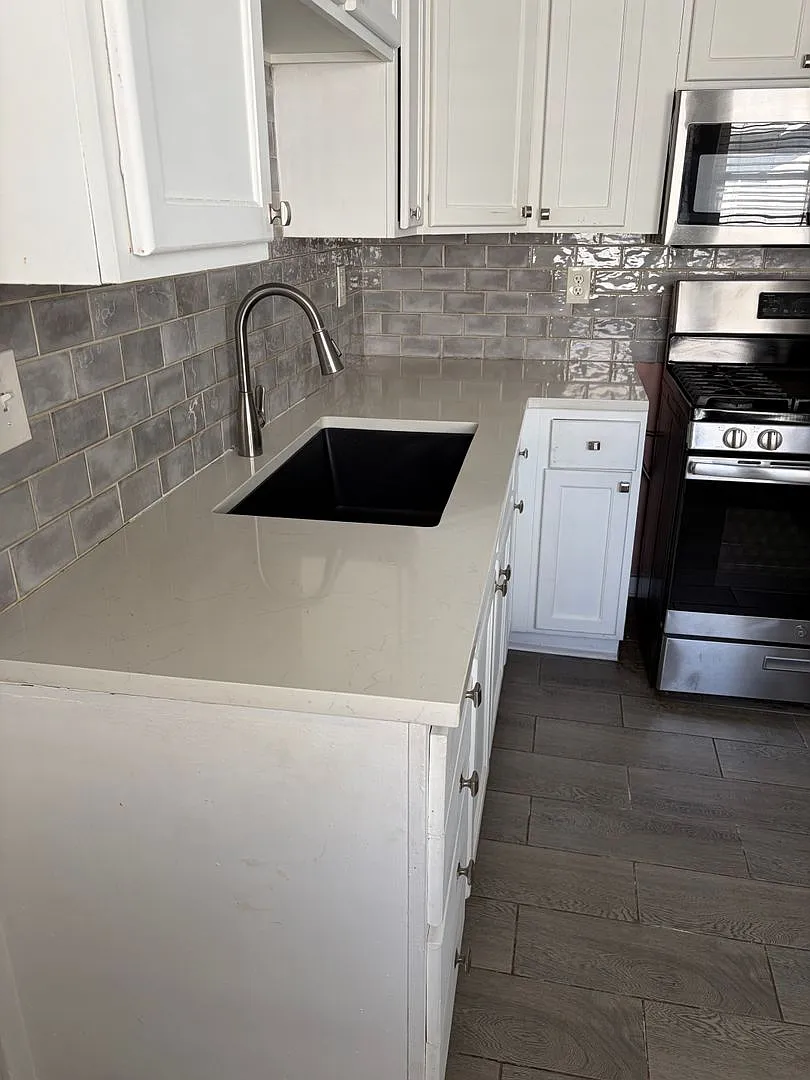 2 Bed 1 Bath + Bonus Room — Photo 3