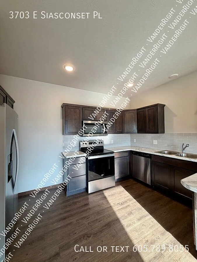 Gorgeous 4 Bedroom 3.5 Bathroom Townhome! — Photo 3