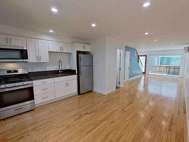 818 N Van Ness — Photo 6