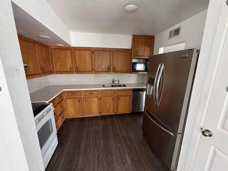 706 Rockdale Rd — Photo 4