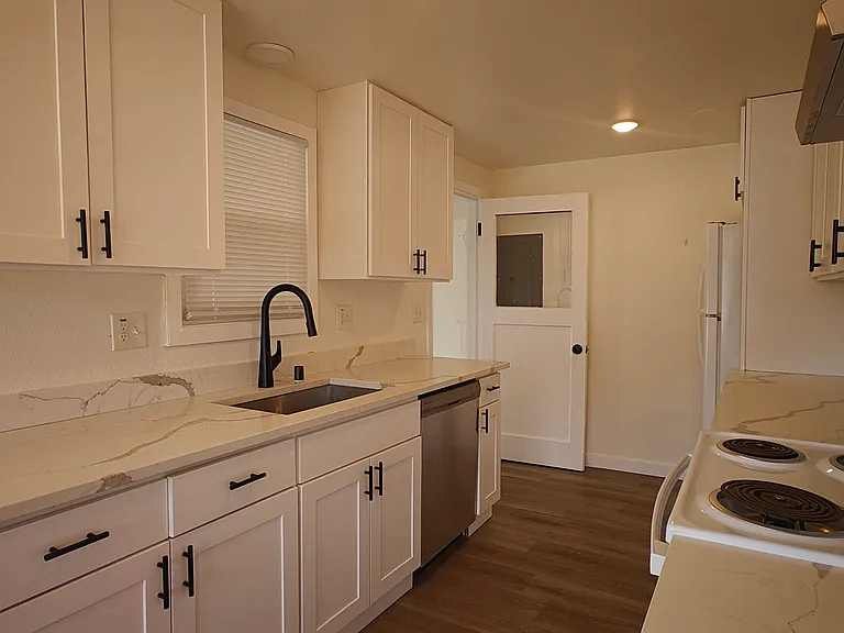 4931 Yew Ln SW — Photo 2