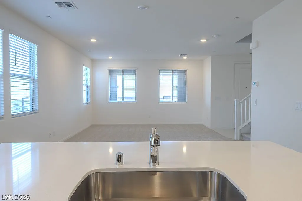 4 bed, 2.5 bath, 1947 sqft, $2,700 — Photo 4