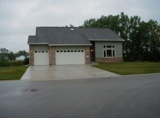 1700 Gateway Meadows Ln, Neenah, WI 54956