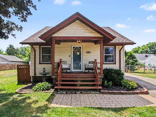 2036 Cecil Dr, Troy, MI 48083