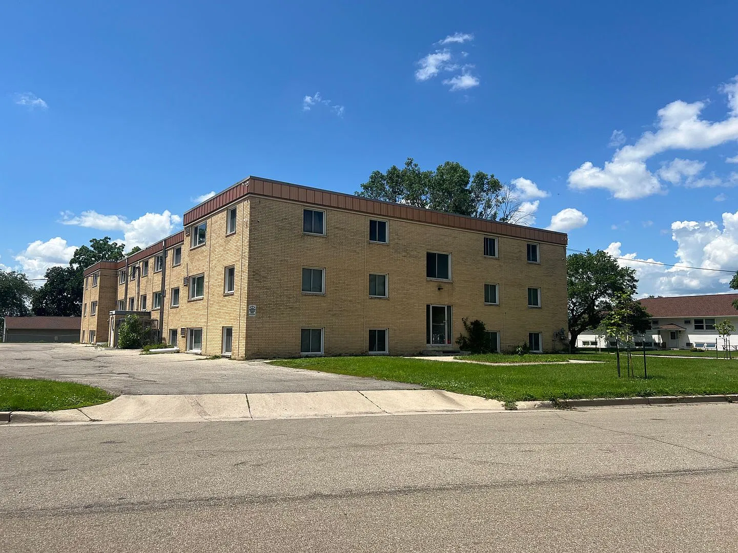 Eastwood Manor Apartments — Photo 1