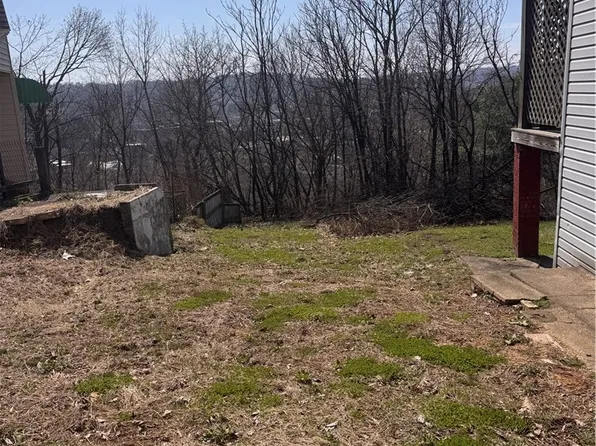 301 Fair Oaks St, Mc Kees Rocks, PA 15136