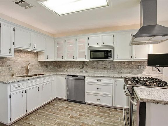 4th image of 2323 Bon Ton Dr