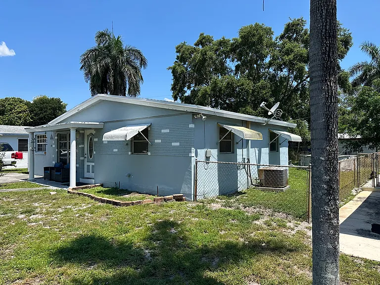4183 SW 50th St — Photo 3