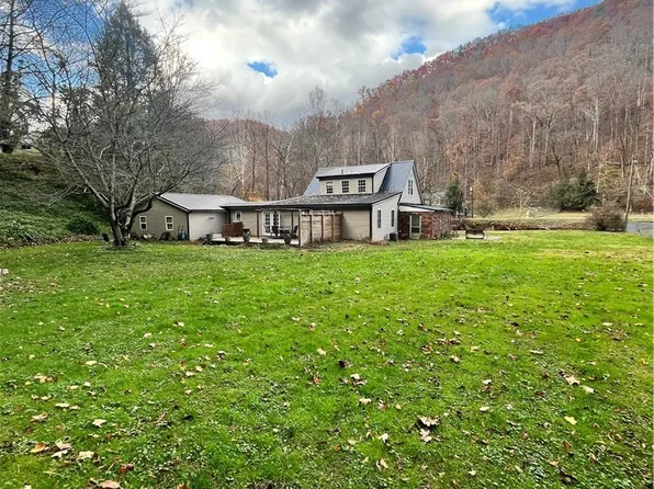 331 Gray St, Comfort, WV 25049