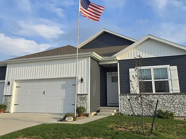 2841 Prairielight Dr, Hiawatha, IA 52233