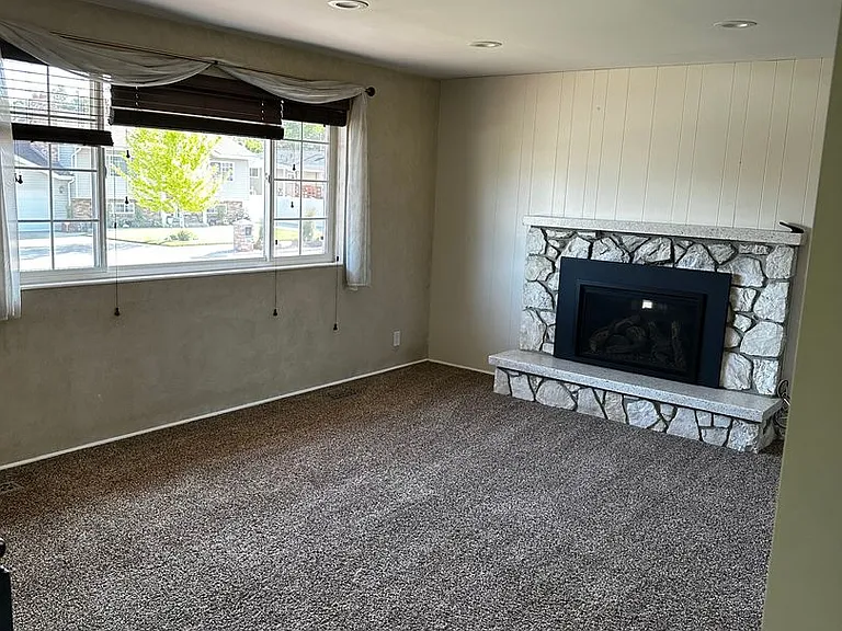 1102 E Sleepy Hollow Ln — Photo 26