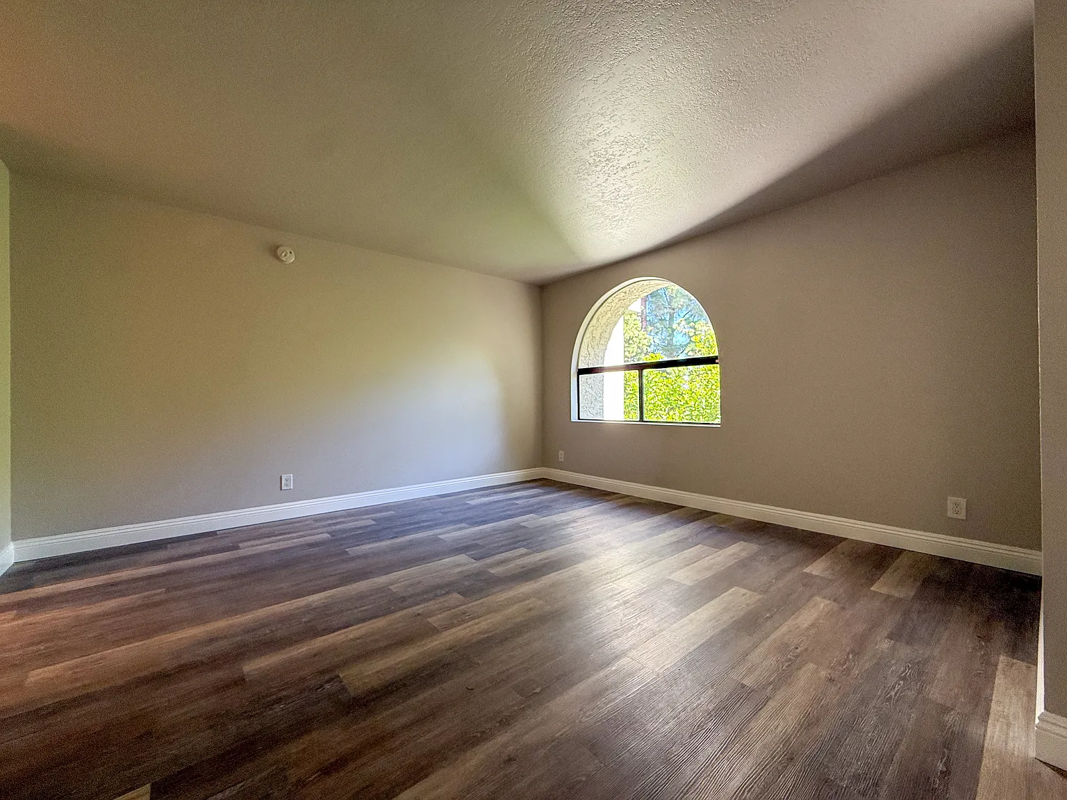 2 bed, 1700 sqft, $3,895 — Photo 4