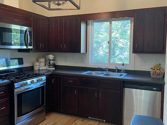 3rd image of 9627 Hampshire Ln