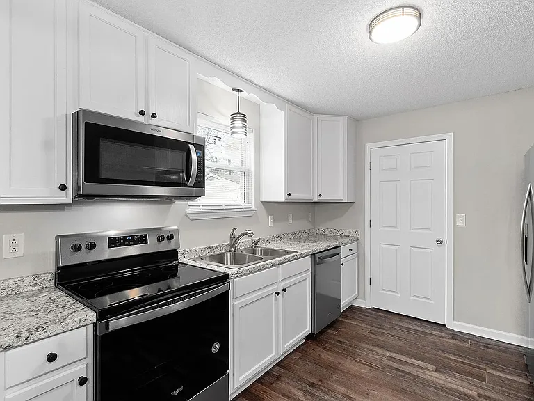 214 Tobacco Rd — Photo 17