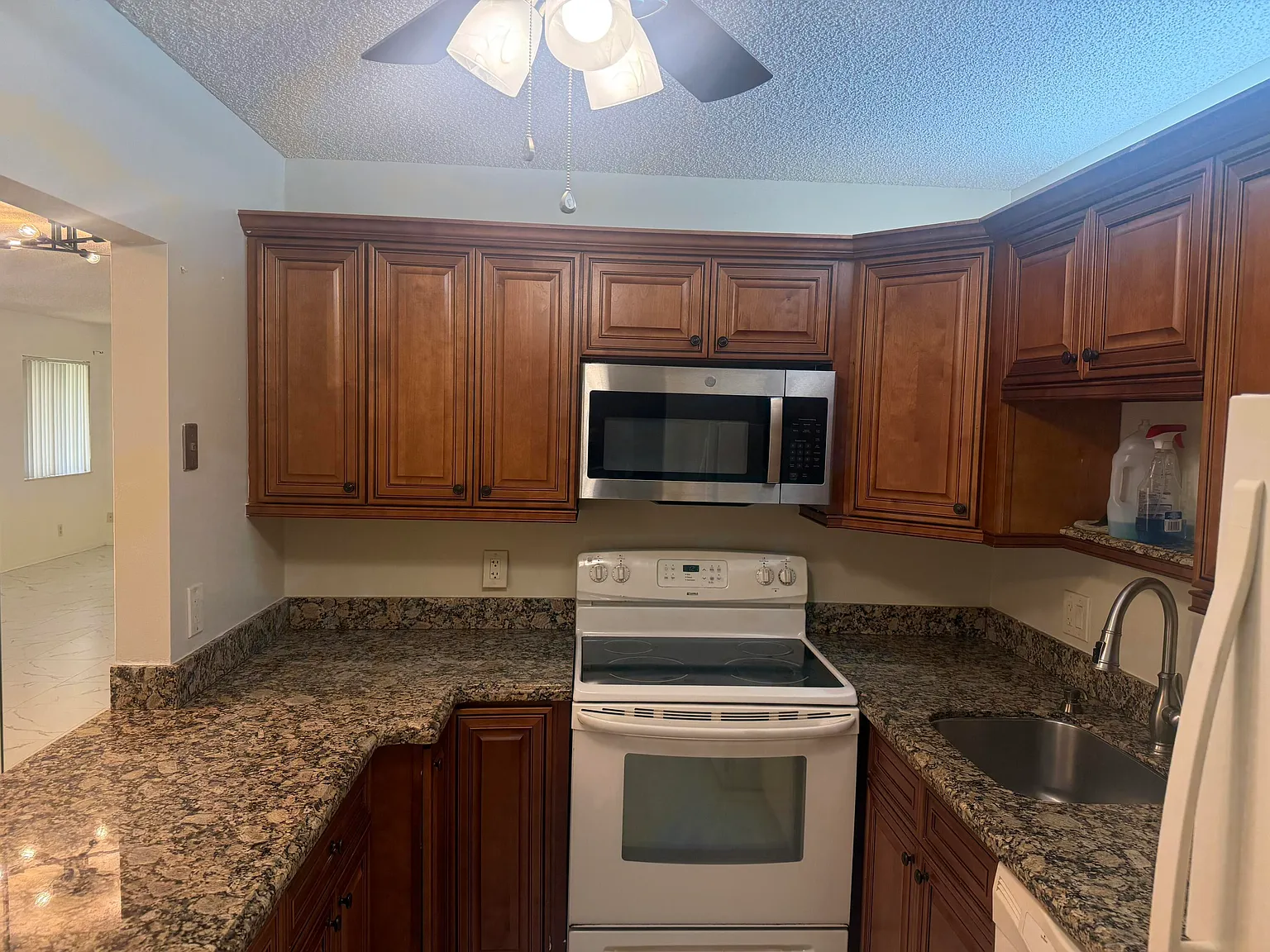 2 bed, 2.0 bath, 924 sqft, $1,700 — Photo 3