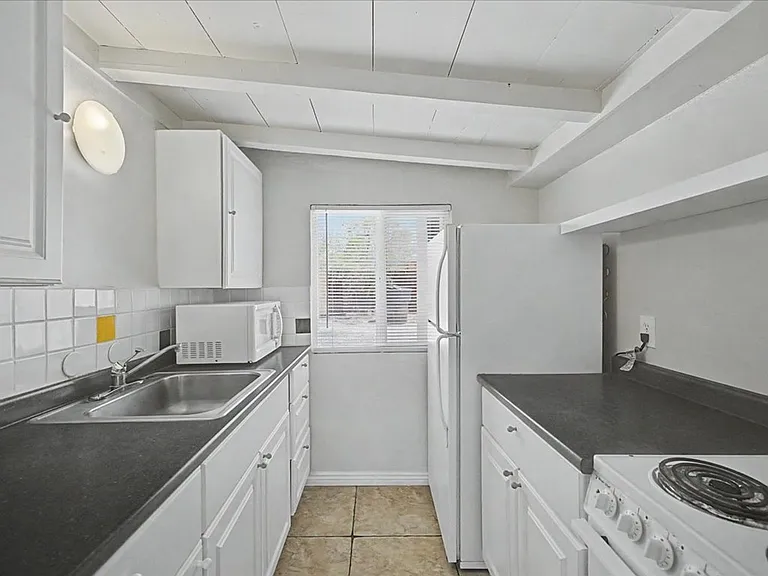 2120 E Silver St #B — Photo 9