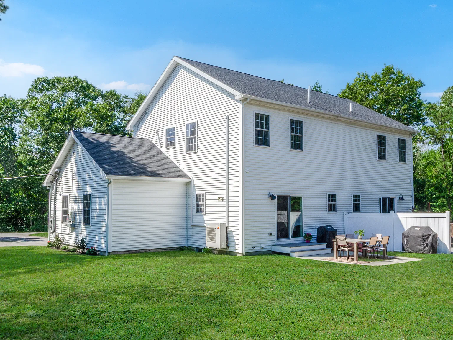 2 bed, 1.5 bath, 1320 sqft, $2,800 — Photo 2