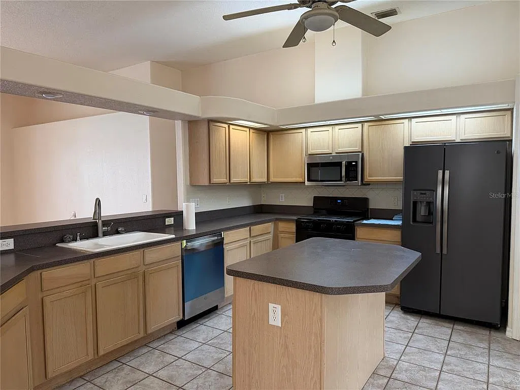 4 bed, 3.0 bath, 2543 sqft, $3,000 — Photo 2