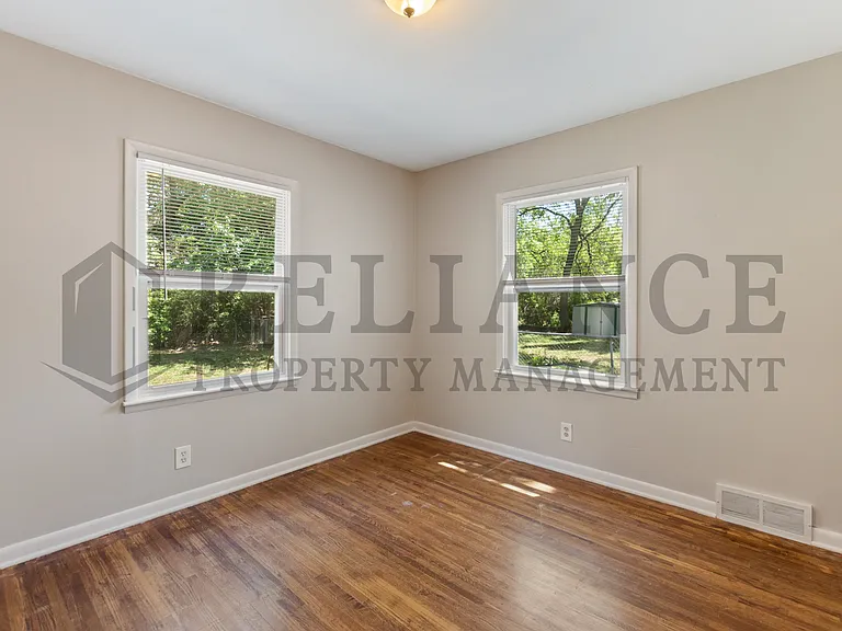 1122 S Quentin St — Photo 15