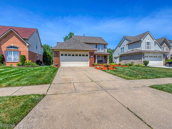 4th image of 30640 Nelson Cir