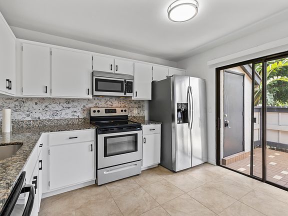 3rd image of 364 Quebec Court