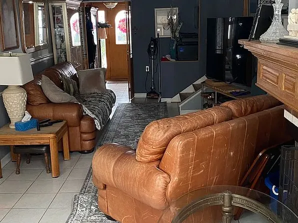 84 Angela Ln, Cheektowaga, NY 14225