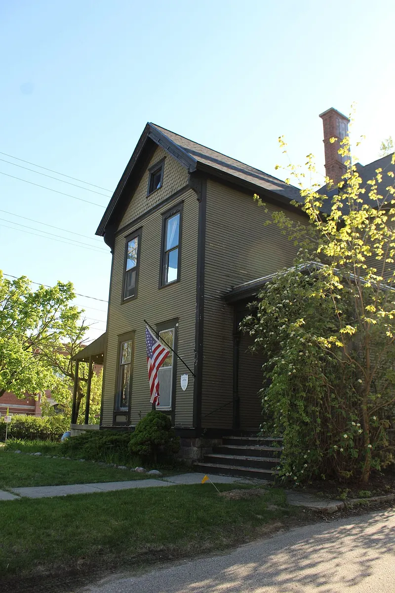 Building Photo - 201 College Ave NE #2