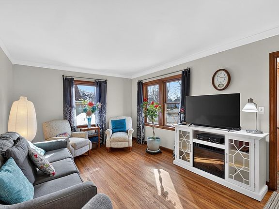 5th image of 613 11th St SE