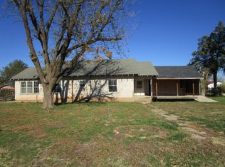 805 N 2nd St, Crowell, TX 79227