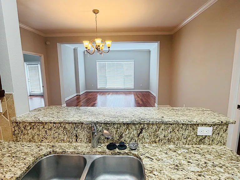 2305 Edgewater Dr — Photo 10