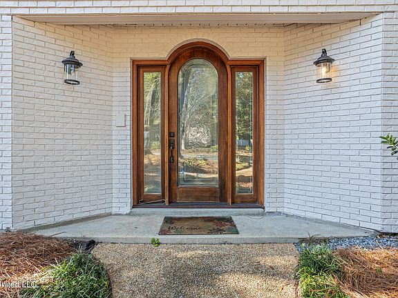 4th image of 39 Old Oak Ln