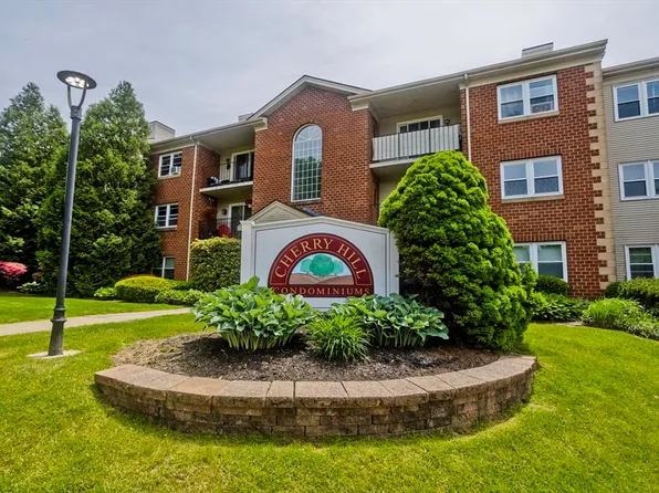 24 Maple Crest Cir APT D, Holyoke, MA 01040